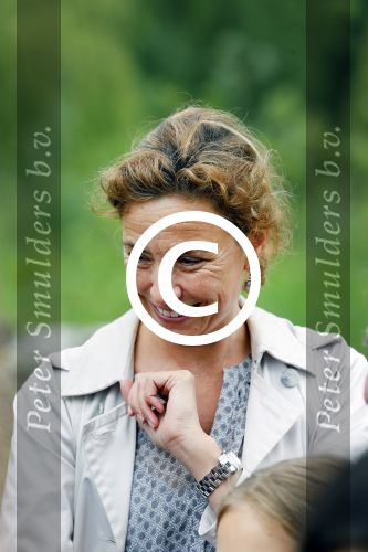Amsterdam 18 juni 2015
Prinses Marilene en dochter Fee zijn bij het omdoen van de ringen van 3 net geboren ooievaars in het Vondelpark.