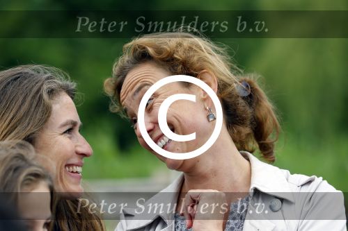 Amsterdam 18 juni 2015
Prinses Marilene en dochter Fee zijn bij het omdoen van de ringen van 3 net geboren ooievaars in het Vondelpark.