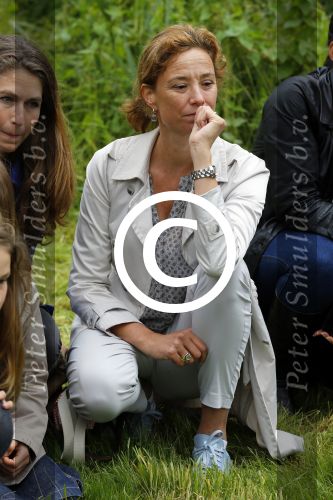 Amsterdam 18 juni 2015
Prinses Marilene en dochter Fee zijn bij het omdoen van de ringen van 3 net geboren ooievaars in het Vondelpark.