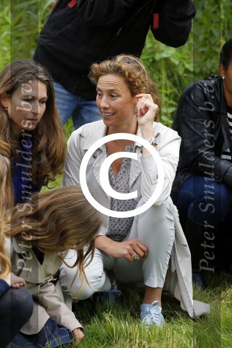 Amsterdam 18 juni 2015
Prinses Marilene en dochter Fee zijn bij het omdoen van de ringen van 3 net geboren ooievaars in het Vondelpark.