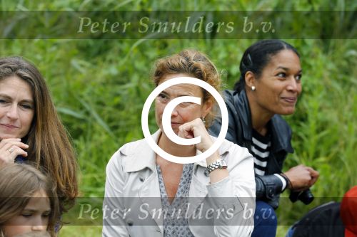 Amsterdam 18 juni 2015
Prinses Marilene en dochter Fee zijn bij het omdoen van de ringen van 3 net geboren ooievaars in het Vondelpark.