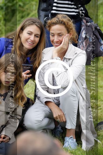 Amsterdam 18 juni 2015
Prinses Marilene en dochter Fee zijn bij het omdoen van de ringen van 3 net geboren ooievaars in het Vondelpark.