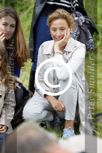 Amsterdam 18 juni 2015
Prinses Marilene en dochter Fee zijn bij het omdoen van de ringen van 3 net geboren ooievaars in het Vondelpark.