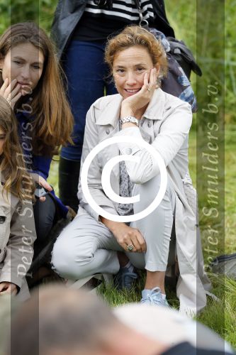 Amsterdam 18 juni 2015
Prinses Marilene en dochter Fee zijn bij het omdoen van de ringen van 3 net geboren ooievaars in het Vondelpark.