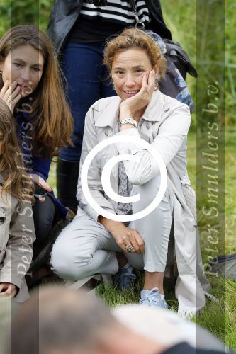 Amsterdam 18 juni 2015
Prinses Marilene en dochter Fee zijn bij het omdoen van de ringen van 3 net geboren ooievaars in het Vondelpark.