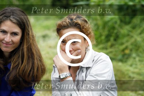Amsterdam 18 juni 2015
Prinses Marilene en dochter Fee zijn bij het omdoen van de ringen van 3 net geboren ooievaars in het Vondelpark.