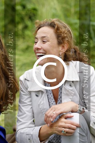 Amsterdam 18 juni 2015
Prinses Marilene en dochter Fee zijn bij het omdoen van de ringen van 3 net geboren ooievaars in het Vondelpark.