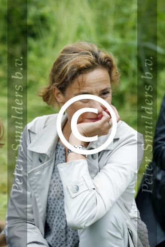 Amsterdam 18 juni 2015
Prinses Marilene en dochter Fee zijn bij het omdoen van de ringen van 3 net geboren ooievaars in het Vondelpark.