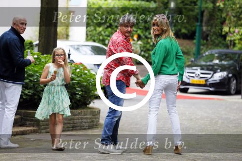 Blaricum 14 juni 2015
Rene Froger heeft een surprise feestje voor zijn vrouw Natasja georganiseerd voor haar 50e verjaardag. Het feest vindt plaats in de tuin van hun huis. Natasja met kleindochter Charlie