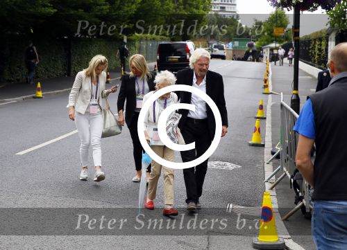 Wimbledon 7 juli 2015
Richard Branson en zijn moeder Eva arriveren bij het tennis tournooi van Wimbledon.