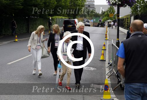 Wimbledon 7 juli 2015
Richard Branson en zijn moeder Eva arriveren bij het tennis tournooi van Wimbledon.