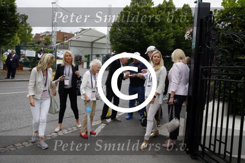 Wimbledon 7 juli 2015
Richard Branson en zijn moeder Eva arriveren bij het tennis tournooi van Wimbledon.