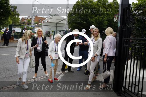 Wimbledon 7 juli 2015
Richard Branson en zijn moeder Eva arriveren bij het tennis tournooi van Wimbledon.