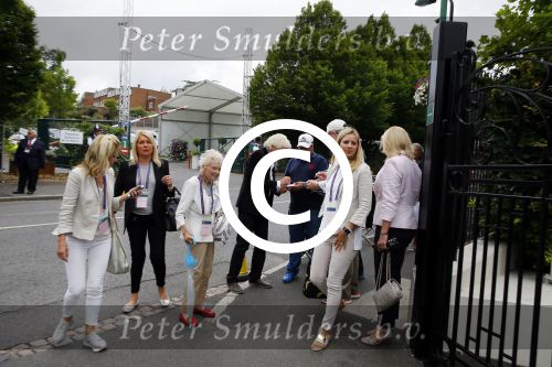 Wimbledon 7 juli 2015
Richard Branson en zijn moeder Eva arriveren bij het tennis tournooi van Wimbledon.