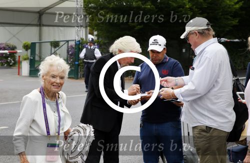 Wimbledon 7 juli 2015
Richard Branson en zijn moeder Eva arriveren bij het tennis tournooi van Wimbledon.