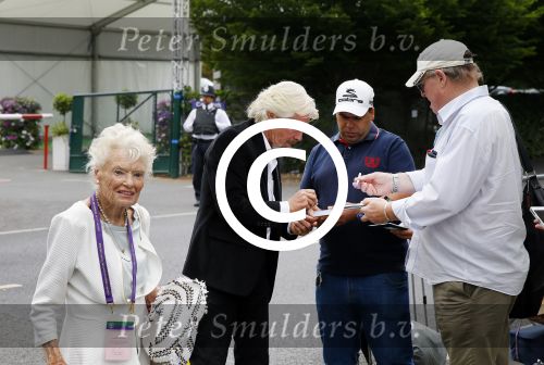 Wimbledon 7 juli 2015
Richard Branson en zijn moeder Eva arriveren bij het tennis tournooi van Wimbledon.