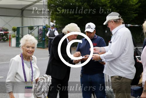 Wimbledon 7 juli 2015
Richard Branson en zijn moeder Eva arriveren bij het tennis tournooi van Wimbledon.