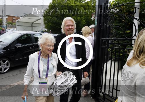 Wimbledon 7 juli 2015
Richard Branson en zijn moeder Eva arriveren bij het tennis tournooi van Wimbledon.