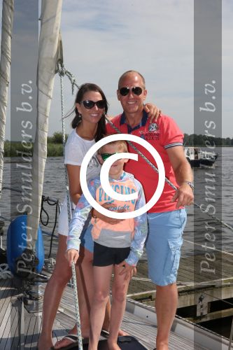 Sneek, 2 Augustus 2015
Rintje Ritsma met zijn vriendin Youandi Mazeland en haar zoon Clemens
met hun boot de Bluefin