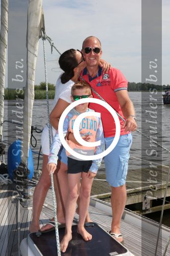 Sneek, 2 Augustus 2015
Rintje Ritsma met zijn vriendin Youandi Mazeland en haar zoon Clemens
met hun boot de Bluefin