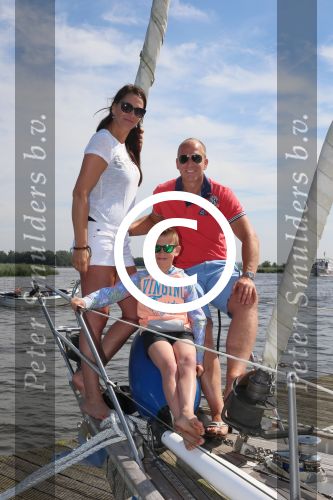 Sneek, 2 Augustus 2015
Rintje Ritsma met zijn vriendin Youandi Mazeland en haar zoon Clemens
met hun boot de Bluefin