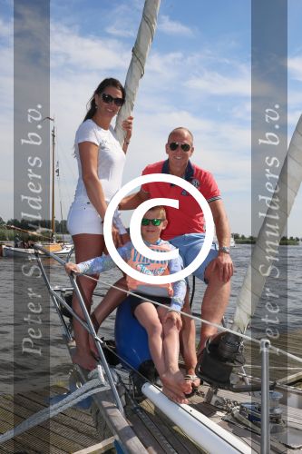 Sneek, 2 Augustus 2015
Rintje Ritsma met zijn vriendin Youandi Mazeland en haar zoon Clemens
met hun boot de Bluefin