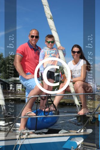 Sneek, 2 Augustus 2015
Rintje Ritsma met zijn vriendin Youandi Mazeland en haar zoon Clemens
met hun boot de Bluefin