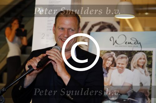 Amsterdam 12 juni 2015 
Presentatie boek Thijs Romer en nieuwe tijdschrift Wendy v Dijk. Ook Katja Schuurman is aanwezig alsmede de ouders en broer van Thijs.  De presentatie was in het nieuwe pand van Scheltema aan het Rokin. Robin Goudsmit