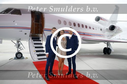 Schiphol OOst 18 juni 2015
Presentatie cast the bodyguard met in de hoofdrollen Romy Monteiro Carolina Dijkhuizen Mark v Eeuwen en Dave Mantel. Albert Verlinde is de producent namens Stage entertainment.
Ze arriveren in het nieuwe prive vliegtuig van John de Mol op schiphol OOst