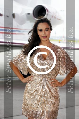 Schiphol OOst 18 juni 2015
Presentatie cast the bodyguard met in de hoofdrollen Romy Monteiro Carolina Dijkhuizen Mark v Eeuwen en Dave Mantel. Albert Verlinde is de producent namens Stage entertainment.
Ze arriveren in het nieuwe prive vliegtuig van John de Mol op schiphol OOst