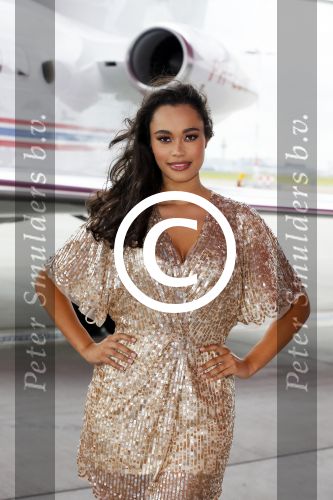 Schiphol OOst 18 juni 2015
Presentatie cast the bodyguard met in de hoofdrollen Romy Monteiro Carolina Dijkhuizen Mark v Eeuwen en Dave Mantel. Albert Verlinde is de producent namens Stage entertainment.
Ze arriveren in het nieuwe prive vliegtuig van John de Mol op schiphol OOst