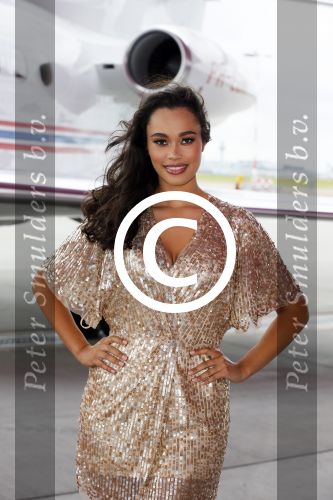 Schiphol OOst 18 juni 2015
Presentatie cast the bodyguard met in de hoofdrollen Romy Monteiro Carolina Dijkhuizen Mark v Eeuwen en Dave Mantel. Albert Verlinde is de producent namens Stage entertainment.
Ze arriveren in het nieuwe prive vliegtuig van John de Mol op schiphol OOst