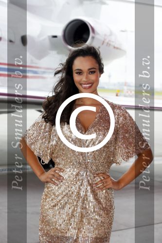 Schiphol OOst 18 juni 2015
Presentatie cast the bodyguard met in de hoofdrollen Romy Monteiro Carolina Dijkhuizen Mark v Eeuwen en Dave Mantel. Albert Verlinde is de producent namens Stage entertainment.
Ze arriveren in het nieuwe prive vliegtuig van John de Mol op schiphol OOst