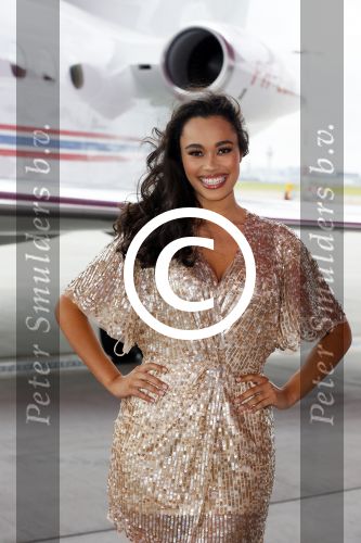 Schiphol OOst 18 juni 2015
Presentatie cast the bodyguard met in de hoofdrollen Romy Monteiro Carolina Dijkhuizen Mark v Eeuwen en Dave Mantel. Albert Verlinde is de producent namens Stage entertainment.
Ze arriveren in het nieuwe prive vliegtuig van John de Mol op schiphol OOst