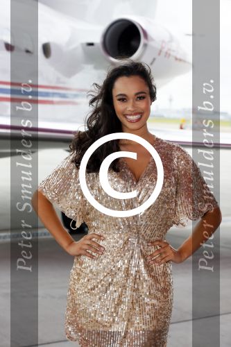 Schiphol OOst 18 juni 2015
Presentatie cast the bodyguard met in de hoofdrollen Romy Monteiro Carolina Dijkhuizen Mark v Eeuwen en Dave Mantel. Albert Verlinde is de producent namens Stage entertainment.
Ze arriveren in het nieuwe prive vliegtuig van John de Mol op schiphol OOst