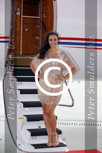 Schiphol OOst 18 juni 2015
Presentatie cast the bodyguard met in de hoofdrollen Romy Monteiro Carolina Dijkhuizen Mark v Eeuwen en Dave Mantel. Albert Verlinde is de producent namens Stage entertainment.
Ze arriveren in het nieuwe prive vliegtuig van John de Mol op schiphol OOst