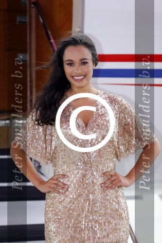 Schiphol OOst 18 juni 2015
Presentatie cast the bodyguard met in de hoofdrollen Romy Monteiro Carolina Dijkhuizen Mark v Eeuwen en Dave Mantel. Albert Verlinde is de producent namens Stage entertainment.
Ze arriveren in het nieuwe prive vliegtuig van John de Mol op schiphol OOst
