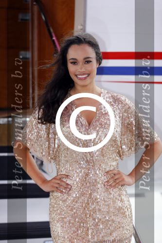 Schiphol OOst 18 juni 2015
Presentatie cast the bodyguard met in de hoofdrollen Romy Monteiro Carolina Dijkhuizen Mark v Eeuwen en Dave Mantel. Albert Verlinde is de producent namens Stage entertainment.
Ze arriveren in het nieuwe prive vliegtuig van John de Mol op schiphol OOst