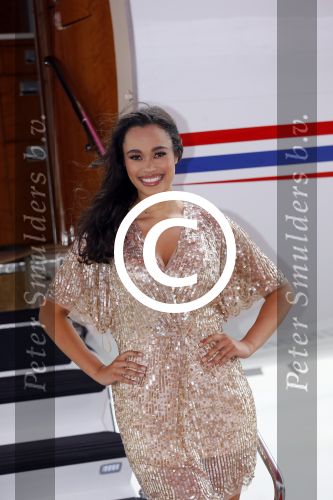 Schiphol OOst 18 juni 2015
Presentatie cast the bodyguard met in de hoofdrollen Romy Monteiro Carolina Dijkhuizen Mark v Eeuwen en Dave Mantel. Albert Verlinde is de producent namens Stage entertainment.
Ze arriveren in het nieuwe prive vliegtuig van John de Mol op schiphol OOst