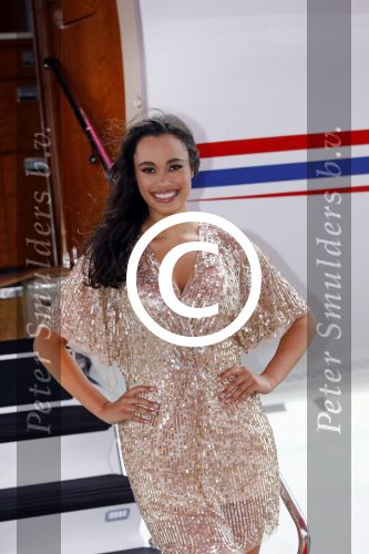 Schiphol OOst 18 juni 2015
Presentatie cast the bodyguard met in de hoofdrollen Romy Monteiro Carolina Dijkhuizen Mark v Eeuwen en Dave Mantel. Albert Verlinde is de producent namens Stage entertainment.
Ze arriveren in het nieuwe prive vliegtuig van John de Mol op schiphol OOst