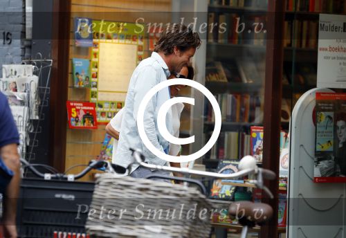 Amsterdam 10 augustus 2015  
Sander janson luncht met een dame en doet daarna erg geheimzinnig als hij mij ziet.