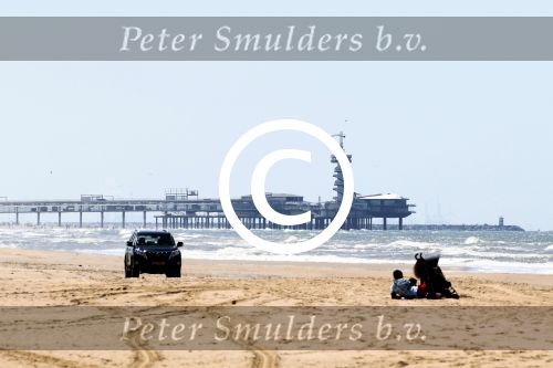 Wassenaar 10 juli 2015
Fotouurtje met Koningin Maxima Koning Willem Alexander en de prinsesjes Amalia Alexia en Ariane op het strand van Wassenaar. Scheveningse pier