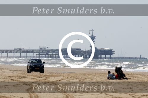 Wassenaar 10 juli 2015
Fotouurtje met Koningin Maxima Koning Willem Alexander en de prinsesjes Amalia Alexia en Ariane op het strand van Wassenaar. Scheveningse pier