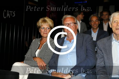 Amsterdam 19 juni 2015
Joop v d Ende geeft persconferentie dat hij 60% van Stage entertainment heeft verkocht aan CVC Capital. Jannine v d Ende is natuurlijk aanwezig. Simone Kleinsma Guus Verstraete Andre v Duin en Martin en Martine Bijl en Berend Boudewijn zijn er ook