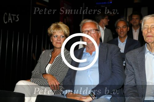 Amsterdam 19 juni 2015
Joop v d Ende geeft persconferentie dat hij 60% van Stage entertainment heeft verkocht aan CVC Capital. Jannine v d Ende is natuurlijk aanwezig. Simone Kleinsma Guus Verstraete Andre v Duin en Martin en Martine Bijl en Berend Boudewijn zijn er ook
