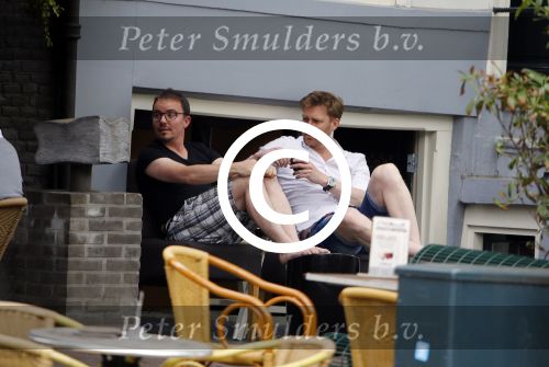 Amsterdam 12 juli 2015
Sipke Jan Bousema met vriend voor hun huis.