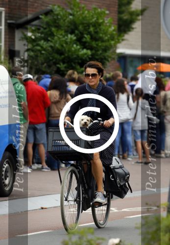 Amsterdam 12 augustus 2015 
Susan Visser met hondje op de fiets.