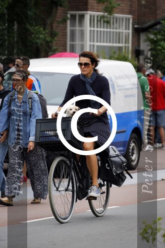 Amsterdam 12 augustus 2015 
Susan Visser met hondje op de fiets.