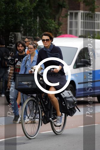 Amsterdam 12 augustus 2015 
Susan Visser met hondje op de fiets.