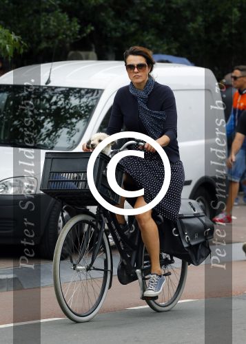 Amsterdam 12 augustus 2015 
Susan Visser met hondje op de fiets.